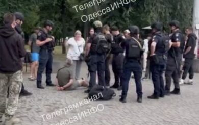 Поліція оперативно затримала чоловіка зі зброєю на Старосінній площі