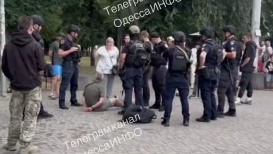 Поліція оперативно затримала чоловіка зі зброєю на Старосінній площі