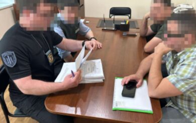 Співмешканка з паспортом рф отримала майже 1,3 млн грн ”бойових”: ДБР викрило посадовця