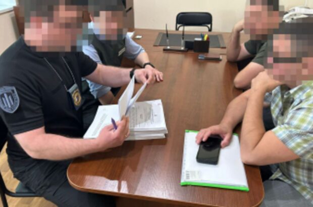 Сожительница с паспортом рф получила почти 1,3 млн грн »боевых»: ГБР разоблачило чиновника