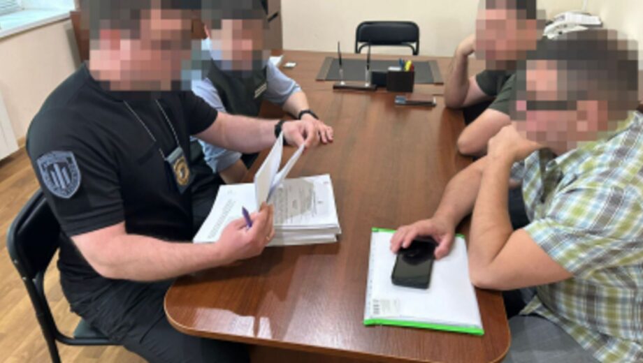 Співмешканка з паспортом рф отримала майже 1,3 млн грн ”бойових”: ДБР викрило посадовця