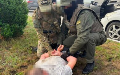 Встановлював камери на деревах для коригування атак: на Харківщині затримали зрадника
