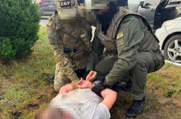 Встановлював камери на деревах для коригування атак: на Харківщині затримали зрадника