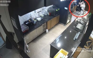 Погрожував ножем і відібрав телефони: у Києві затримали нападника на АЗС