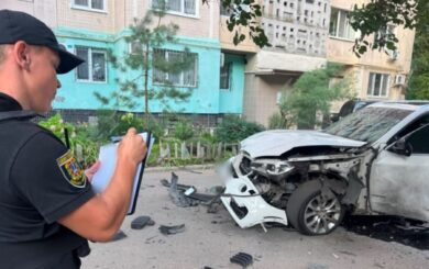 В Одесі вибухнув кросовер під час руху: поранено 49-річного водія
