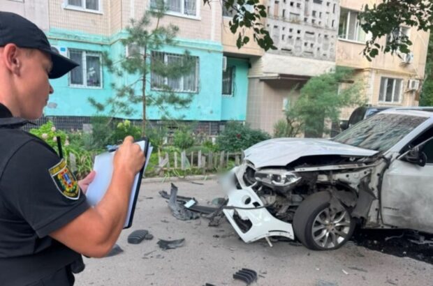 В Одесі вибухнув кросовер під час руху: поранено 49-річного водія