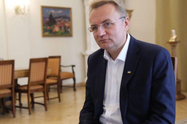 В машине мэра Львова Садового нашли устройство с SIM-картой и антенной: он подозревает прослушивание