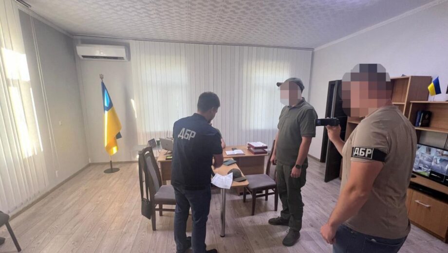 Вніс до військових баз неправдиві дані про службу знайомого: екскерівник ТЦК постане перед судом