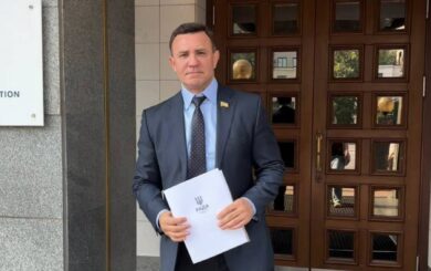 Тищенка закидали помідорами біля суду: нардеп кинувся навздогін невідомому