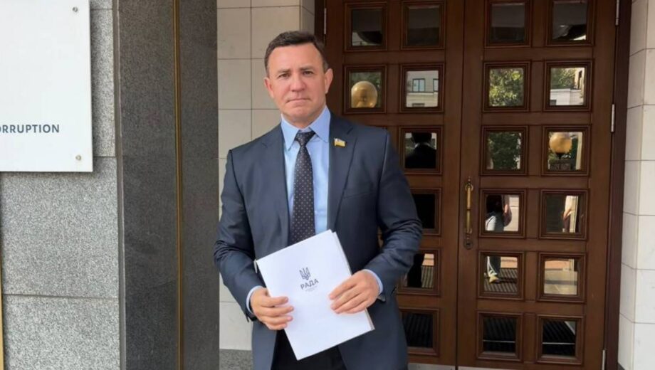 Тищенка закидали помідорами біля суду: нардеп кинувся навздогін невідомому