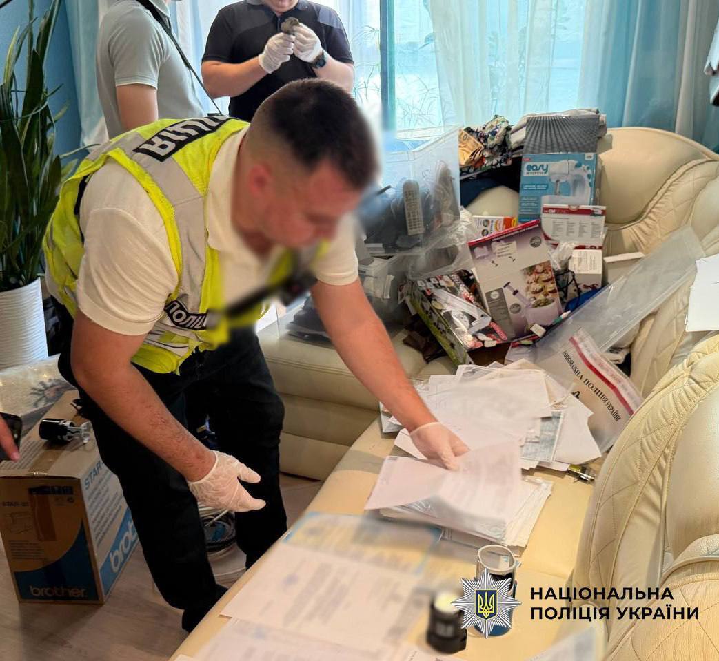 В Киеве мужчина за $1100 обещал оформить иностранцу вид на жительство без его присутствия