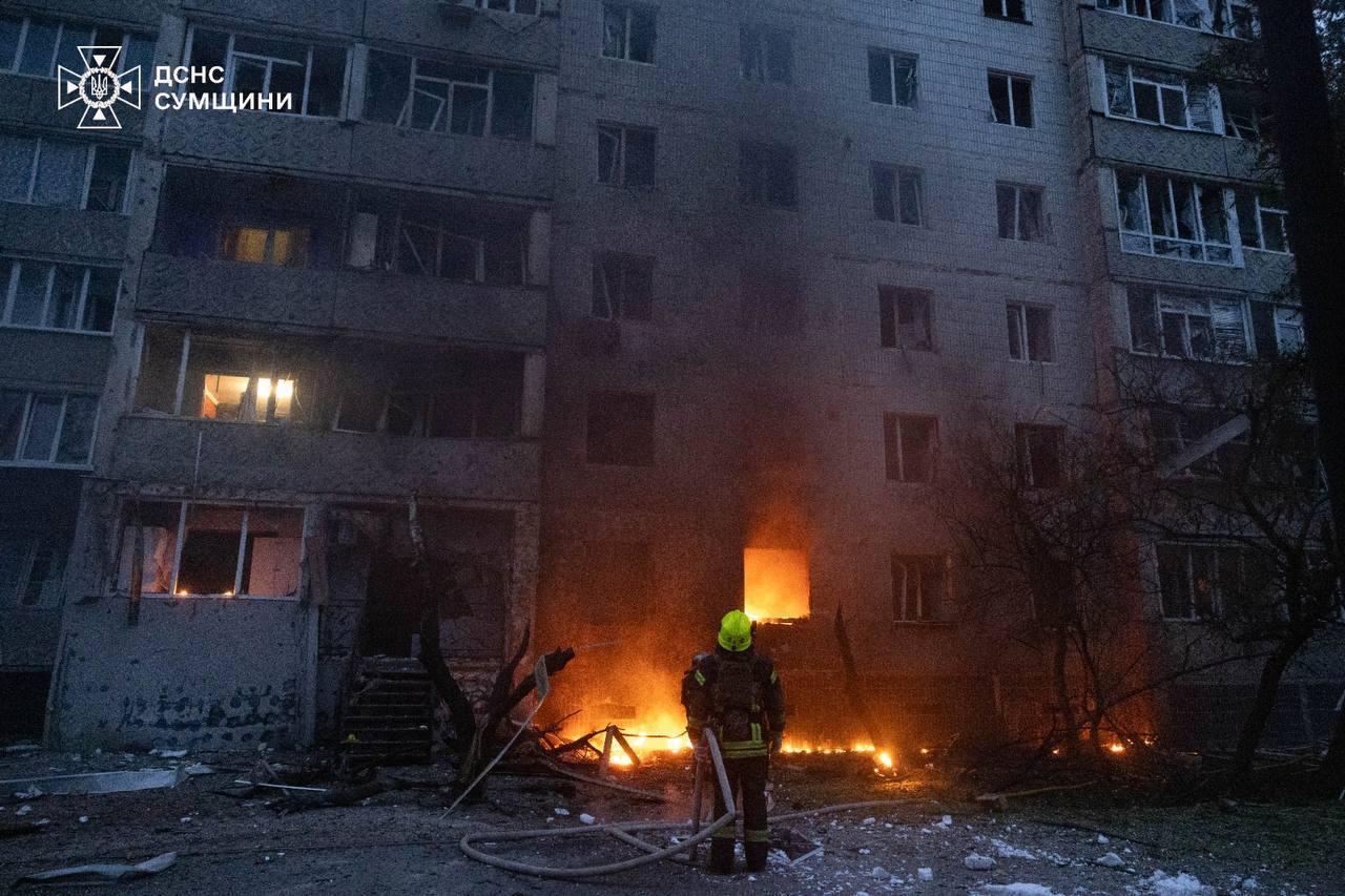 Россияне ударили по ''Эпицентру'' в Сумах и повторно атаковали спасателей: есть пострадавшие дети