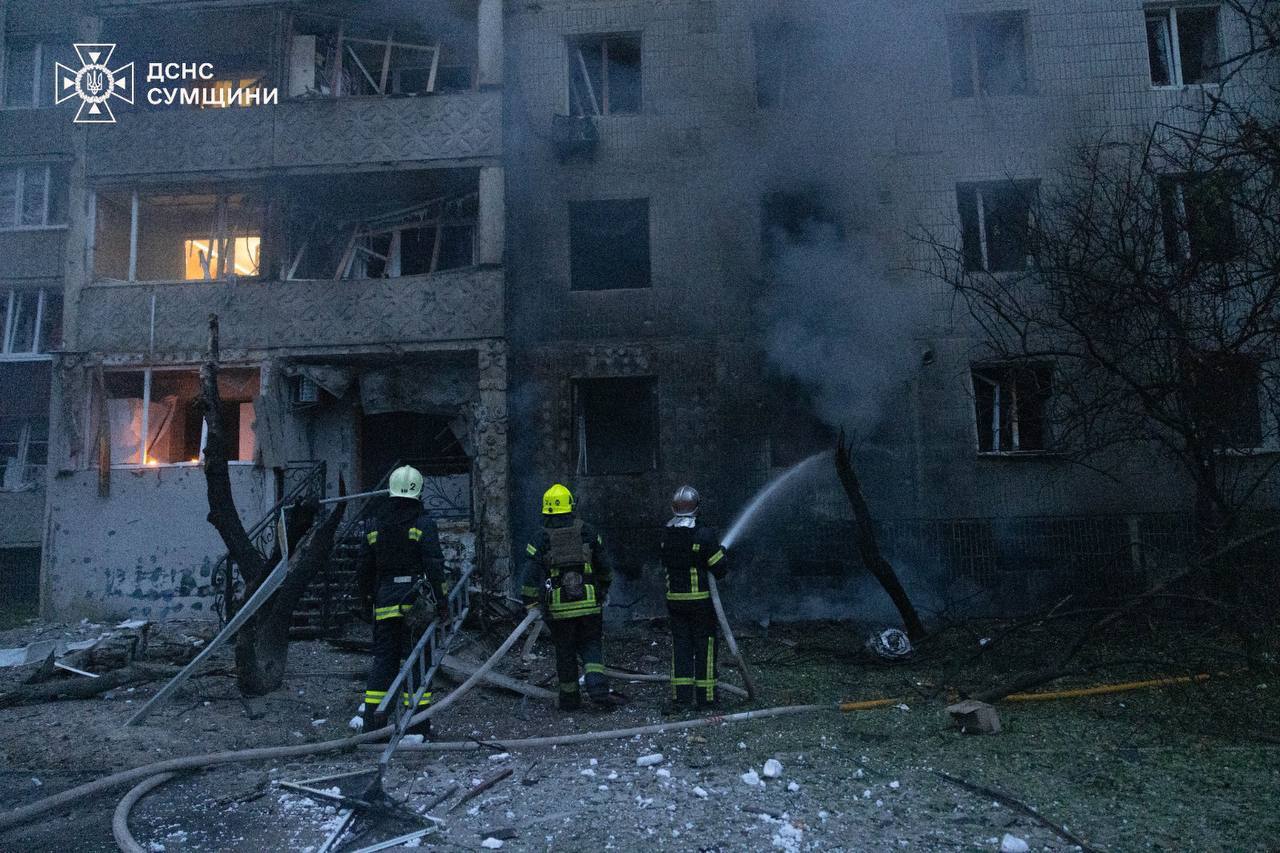 Россияне ударили по ''Эпицентру'' в Сумах и повторно атаковали спасателей: есть пострадавшие дети