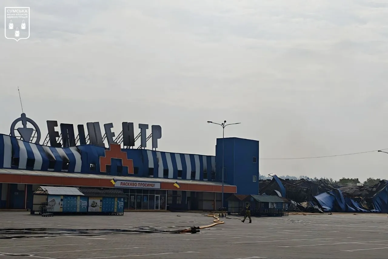 Россияне ударили по ''Эпицентру'' в Сумах и повторно атаковали спасателей: есть пострадавшие дети