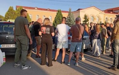 »Хотите зарабатывать – работайте официально»: в Виннице ветераны выступили против »приватизации» вокзальных точек таксистами