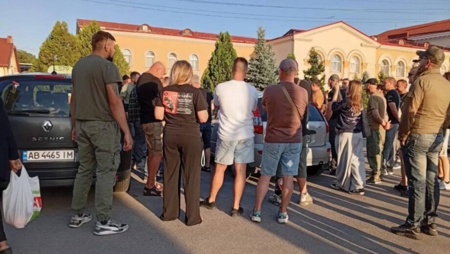”Хочете заробляти – працюйте офіційно”: у Вінниці ветерани виступили проти ”приватизації” вокзальних точок таксистами