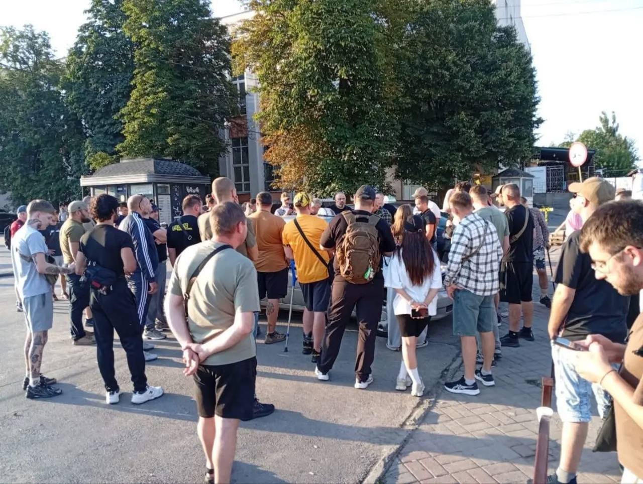 ''Приватних точок більше не буде'': у Вінниці близько 100 ветеранів прийшли на вокзал через конфлікт із таксистами