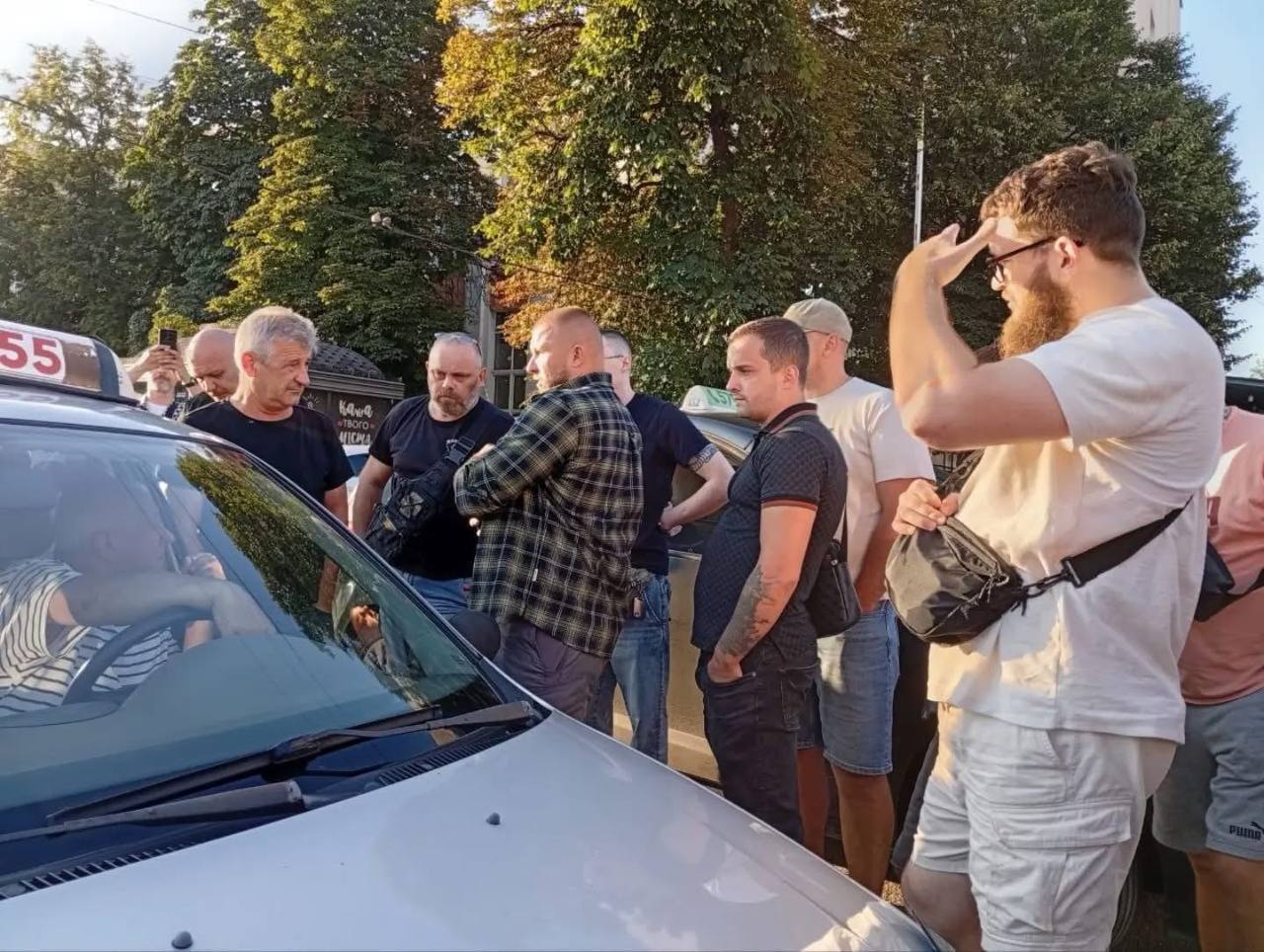 ''Приватних точок більше не буде'': у Вінниці близько 100 ветеранів прийшли на вокзал через конфлікт із таксистами