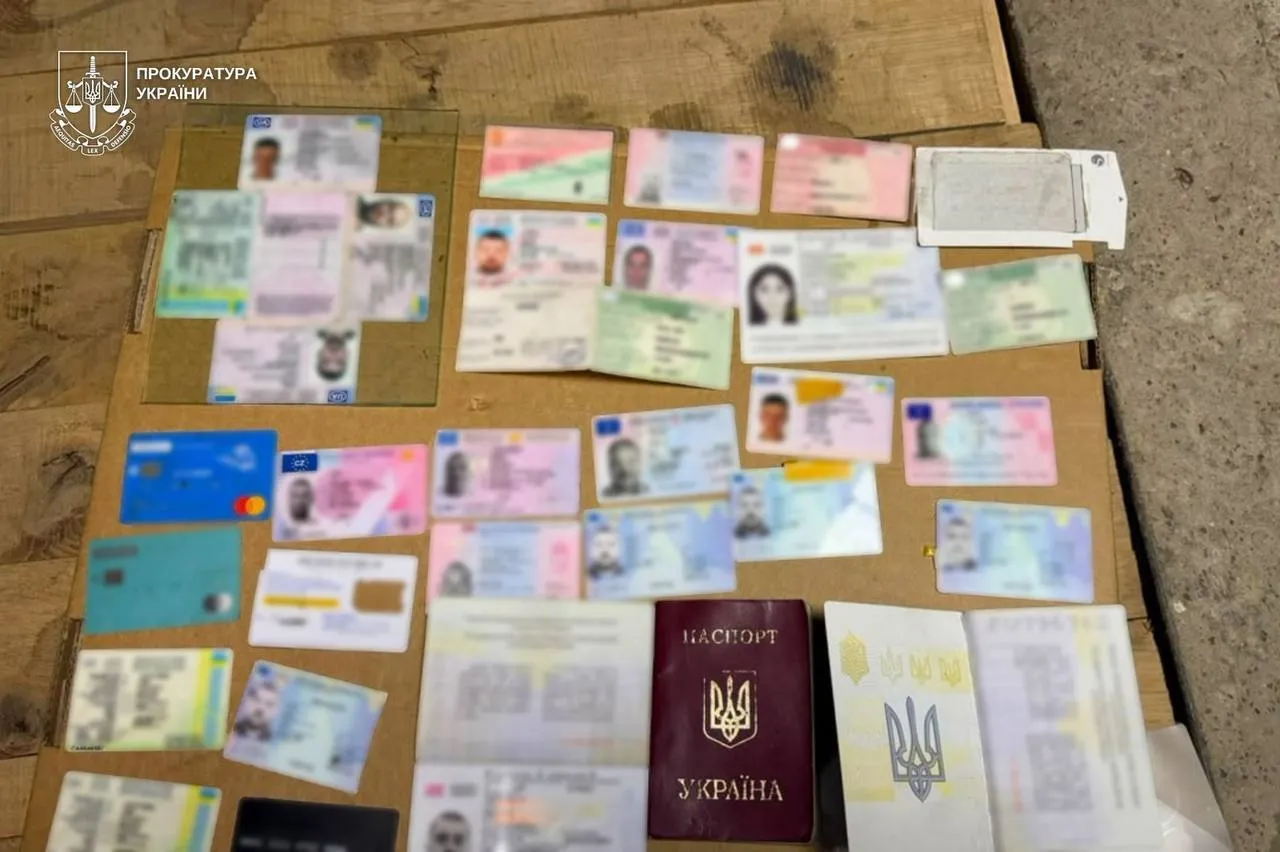 В гараже на Закарпатье разоблачили подпольный ''цех'' по изготовлению фальшивых документов и водительских прав