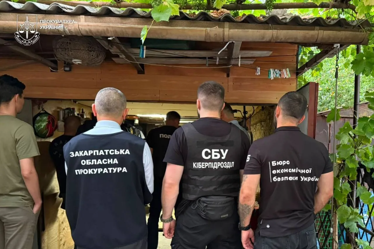 В гараже на Закарпатье разоблачили подпольный ''цех'' по изготовлению фальшивых документов и водительских прав