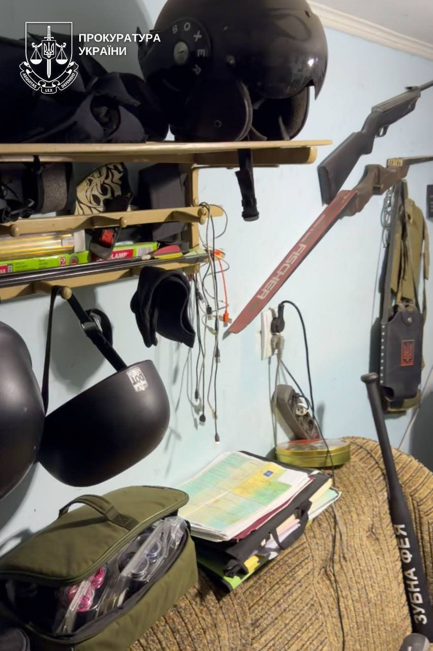 У гаражі на Закарпатті викрили підпільний ''цех'' із виготовлення фальшивих документів і посвідчень водія