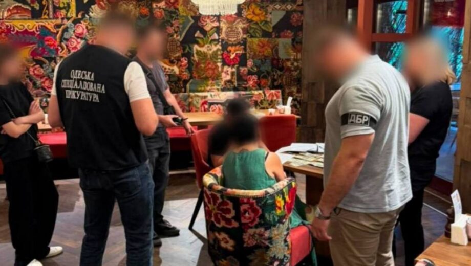 В Одессе работницу РТЦК и СП подозревают в вымогательстве $11 тысяч за оформление инвалидности и отсрочки