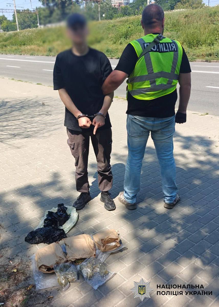  Поштою та через ''закладки'': у столиці затримали 20-річного наркодилера