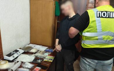 В Киеве ликвидировали канал сбыта наркотиков: изъяли 4 кг психотропов и каннабиса