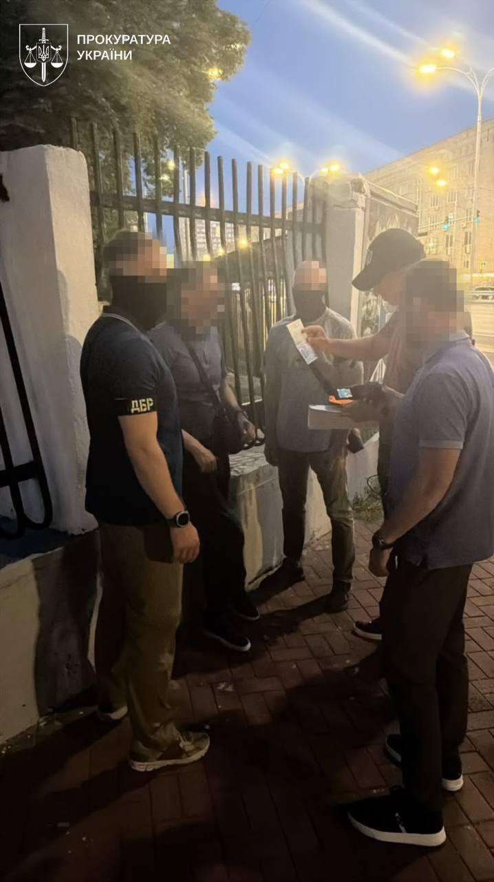 30 тисяч доларів у тубусі від алкоголю: посадовця Держгеокадастру викрили на спробі підкупу НАЗК