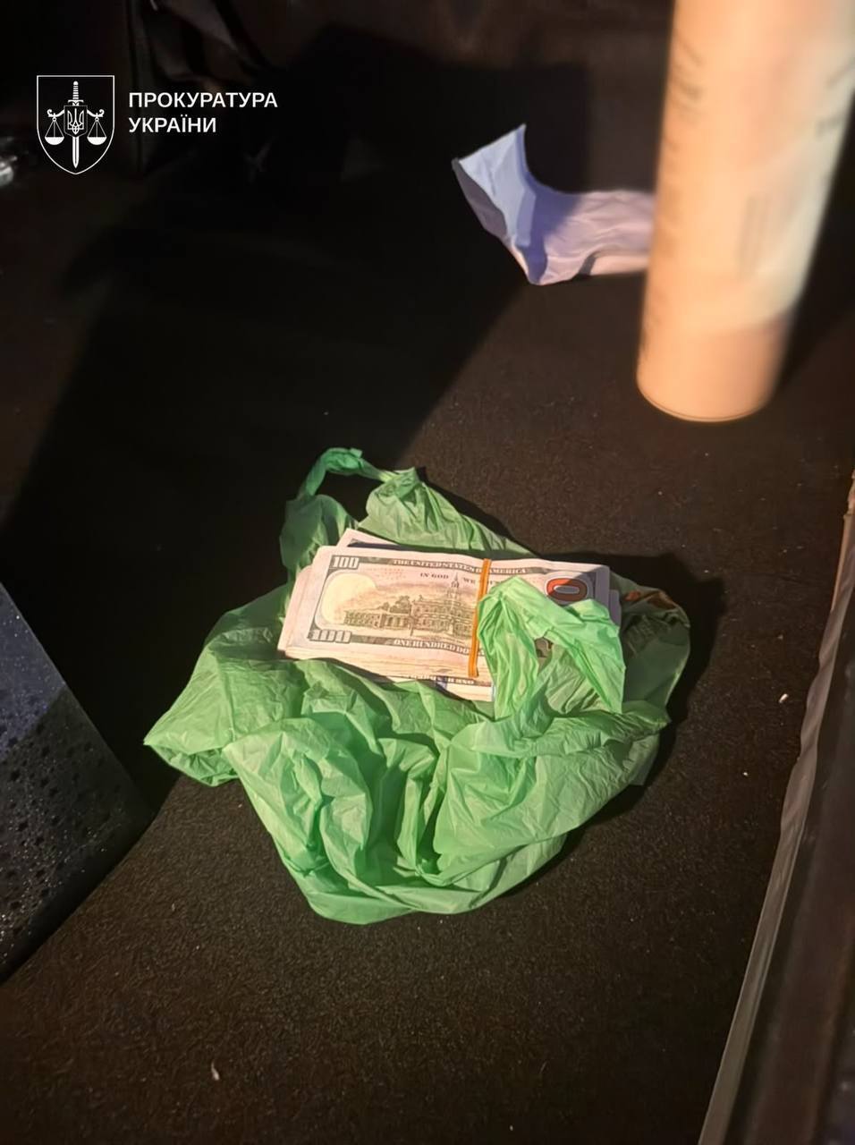 30 тисяч доларів у тубусі від алкоголю: посадовця Держгеокадастру викрили на спробі підкупу НАЗК