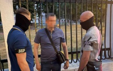 30 тысяч долларов в тубусе от алкоголя: должностного лица Госгеокадастра разоблачили на попытке подкупа НАПК