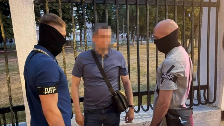 30 тысяч долларов в тубусе от алкоголя: должностного лица Госгеокадастра разоблачили на попытке подкупа НАПК