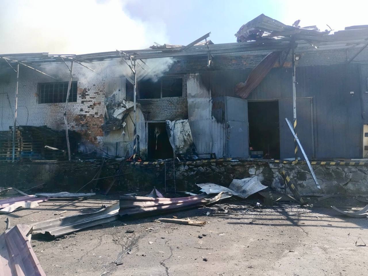 Росія вдарила по відділенню ''Нової пошти'' на Вінниччині: кількість постраждалих зросла до восьми