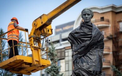 Пам’ятник Лесі Українці у Києві почали розконсервовувати після понад чотирьох років війни
