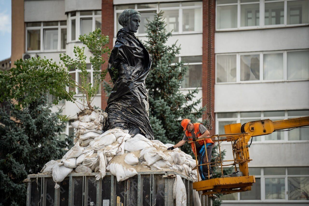 У Києві демонтують захисні конструкції навколо пам'ятника Лесі Українці: у КМДА пояснили причину