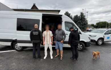 Сховав чоловіка у спальному відсіку мікроавтобуса: на Буковині викрили схему переправлення за $10 тисяч