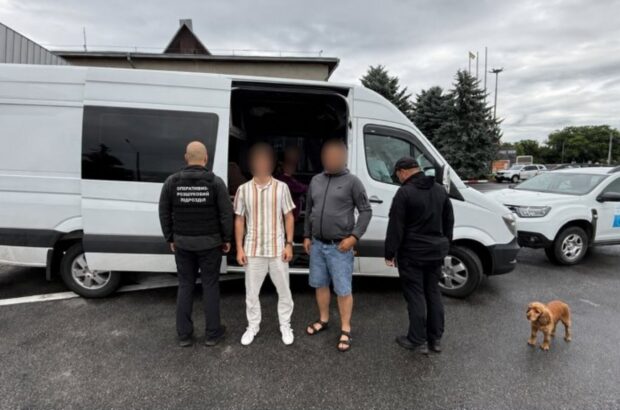 Спрятал мужчину в спальном отсеке микроавтобуса: на Буковине разоблачили схему переправки за $10 тысяч