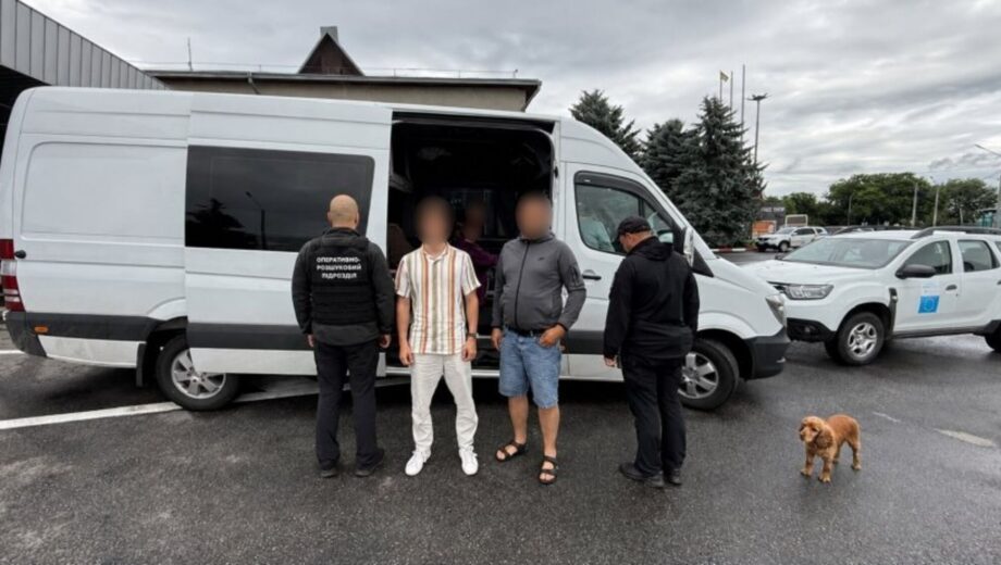 Сховав чоловіка у спальному відсіку мікроавтобуса: на Буковині викрили схему переправлення за $10 тисяч