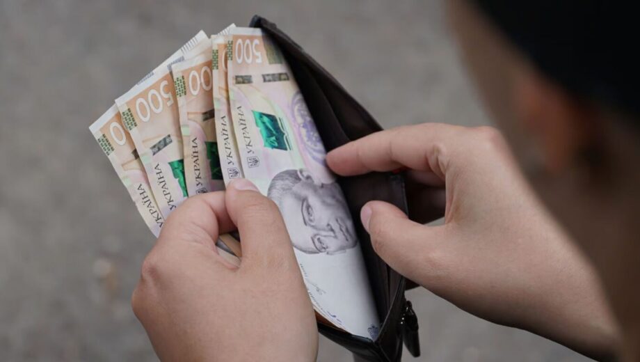 Где в Украине платят больше всего: Киев возглавил рейтинг зарплат
