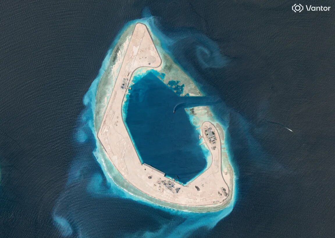 Китай за 10 місяців створив у Південно-Китайському морі штучний острів із портом і майбутньою авіабазою