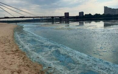Дніпро у Києві позеленів і вкрився піною: екологи назвали можливу причину