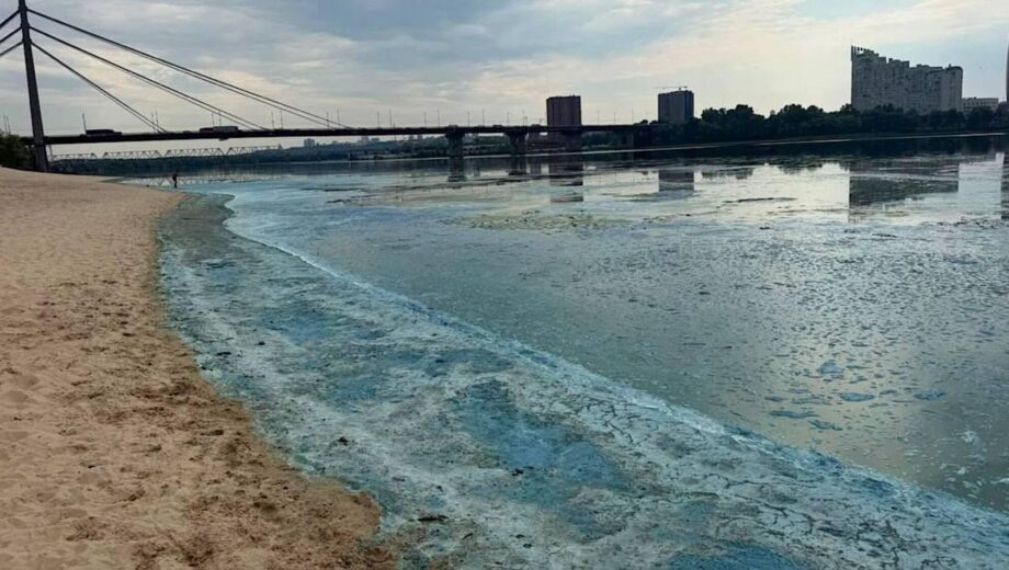 Дніпро у Києві позеленів і вкрився піною: екологи назвали можливу причину