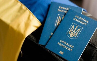 ЕС продлил временную защиту украинцев до 2028 года: что будет с документами и выплатами