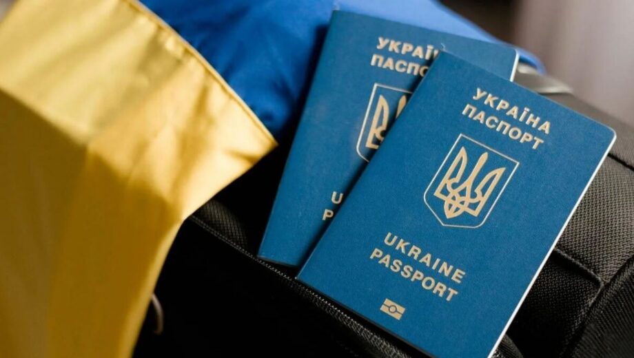 ЕС продлил временную защиту украинцев до 2028 года: что будет с документами и выплатами