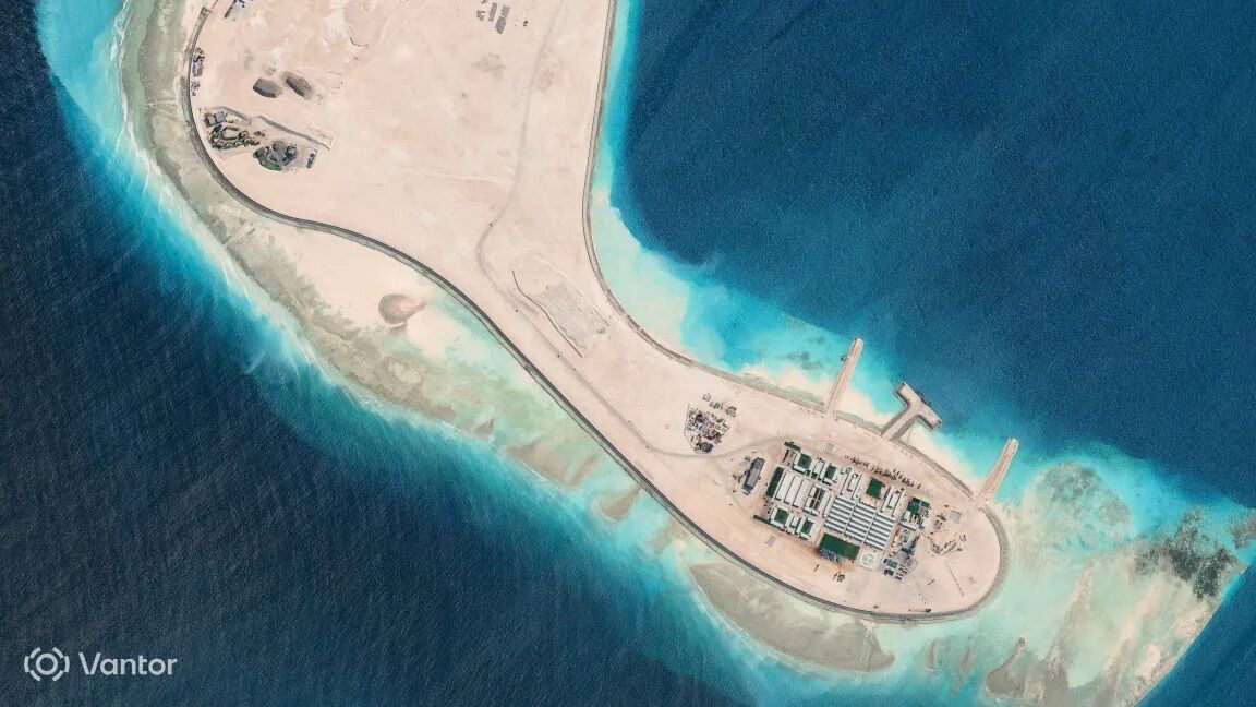 Китай за 10 місяців створив у Південно-Китайському морі штучний острів із портом і майбутньою авіабазою