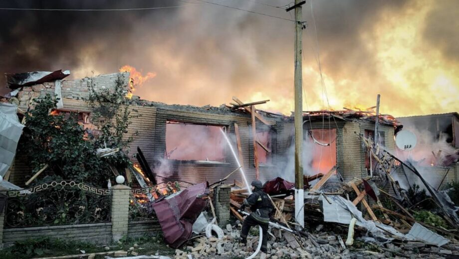 Армія рф вдарила дронами по будинку на Сумщині, загинула жінка та її син