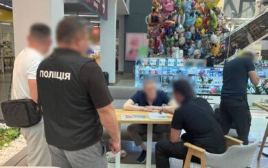 Столичні квартири продавали по декілька разів: поліціянти викрили масштабну оборудку з нерухомістю на 175 млн грн