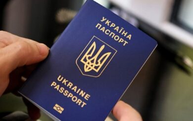 Мужчинам за границей могут отказать в консульских услугах: в МИД назвали три причины