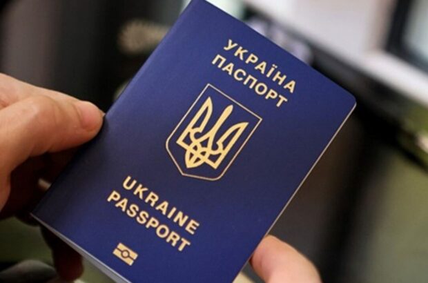 Мужчинам за границей могут отказать в консульских услугах: в МИД назвали три причины