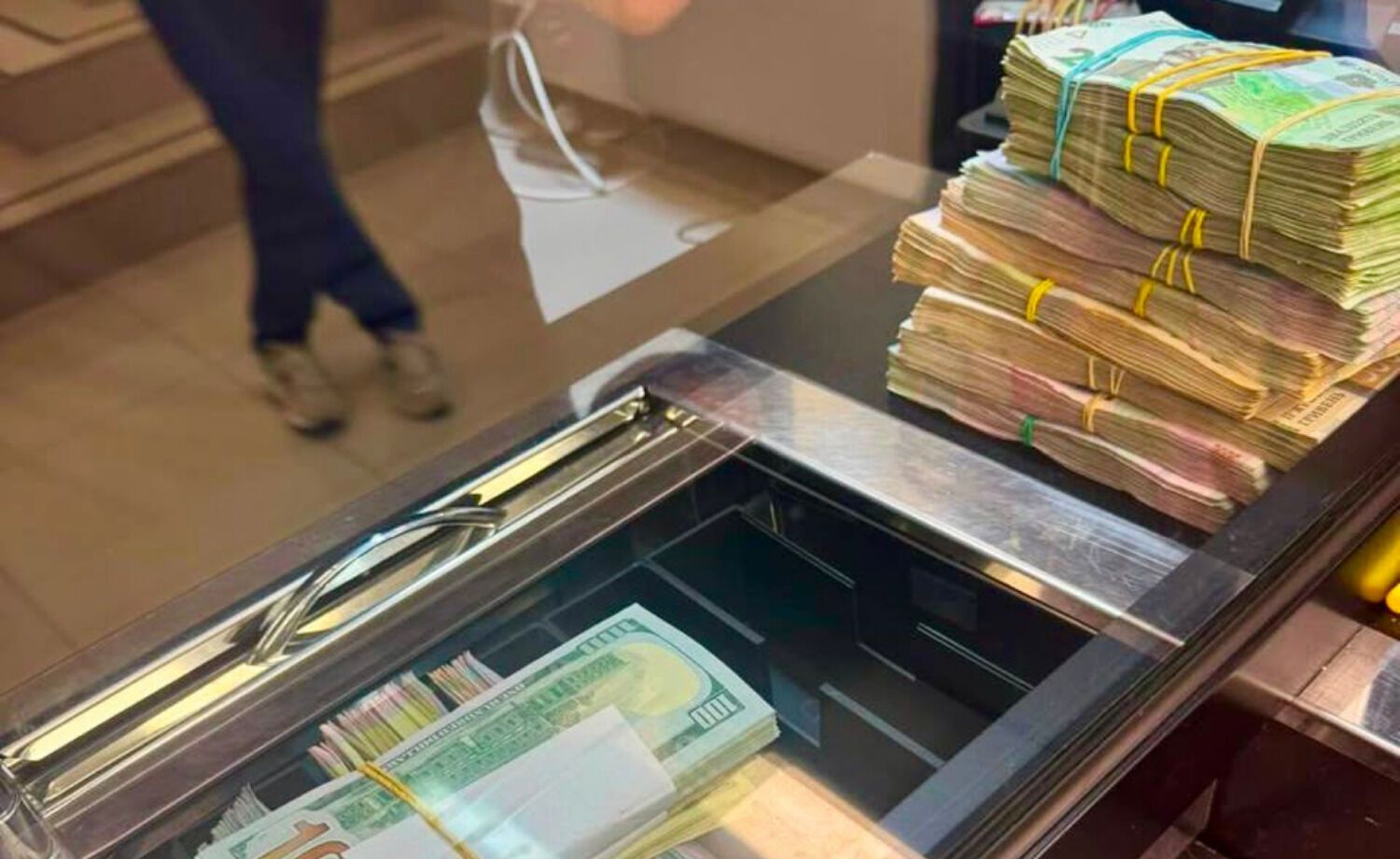 Нелегальні обмінники у Києві: вилучено понад 1,6 млн грн, $138 тисяч та €8 тисяч
